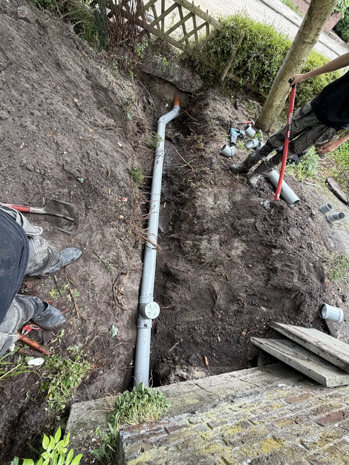 Nieuwe afvoer met ontstoppingsstuk in de voortuin
