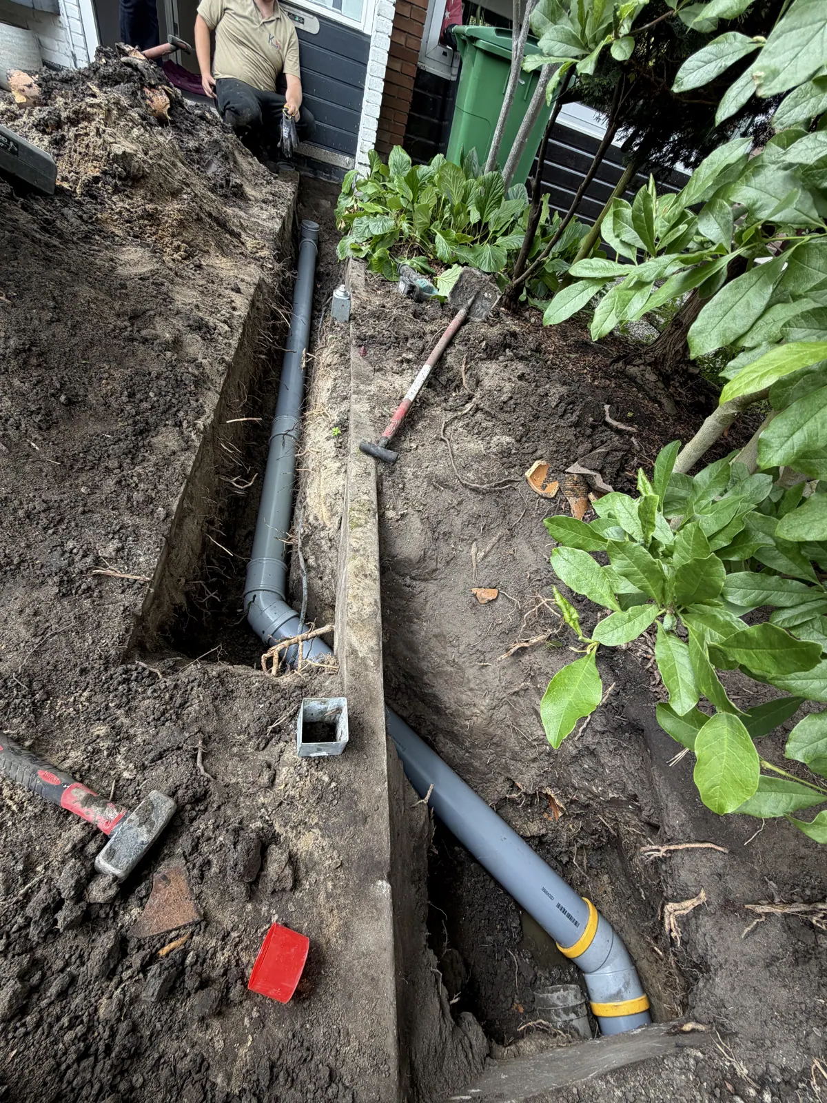 Nieuwe PVC-leiding aangesloten op het bestaande riool