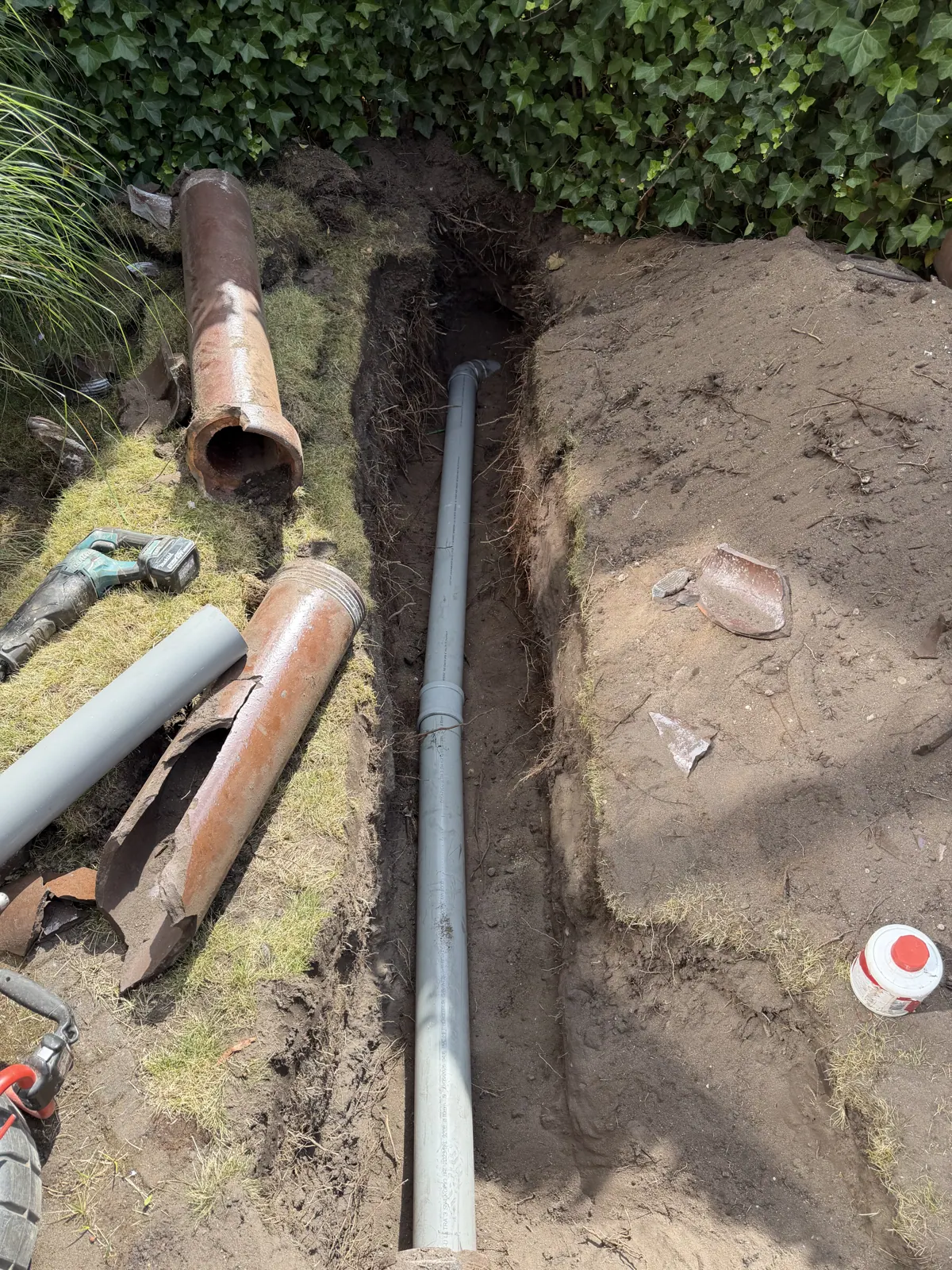 Oude rioolbuis vervangen door nieuwe PVC-leiding