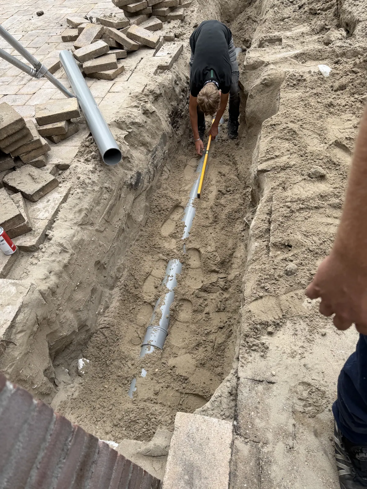 Rioolleiding op afschot leggen met waterpas