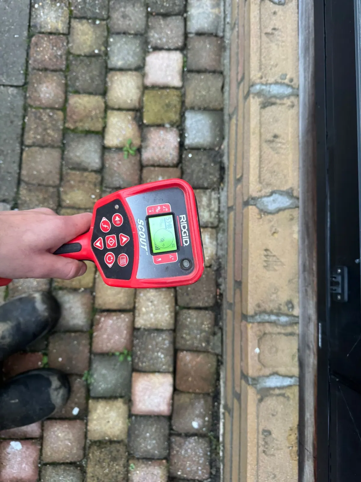 Met een zoekontvanger de sonde in het riool lokaliseren